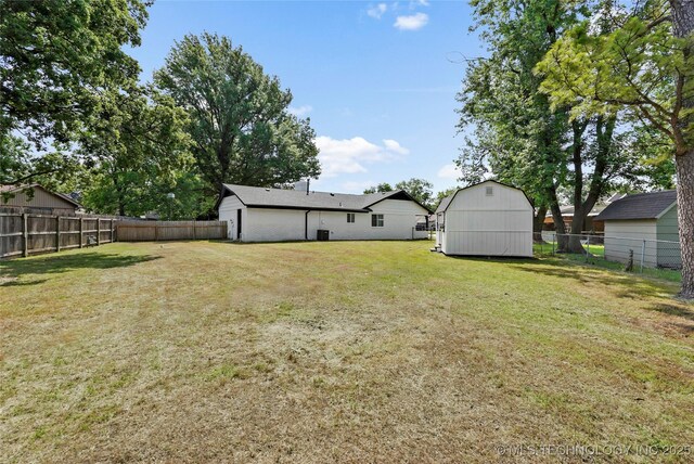 11607 E 24th St, Tulsa, OK 74129 - view of yard