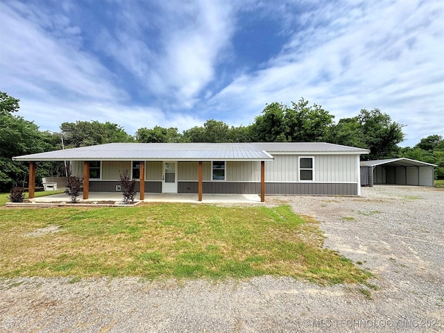 15588 N Sunset Valley Rd, Hulbert, OK 74441 - view of front of property featuring driveway, a front yard, a detached carport, and a porch