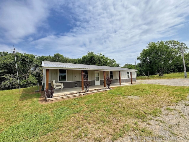 15588 N Sunset Valley Rd, Hulbert, OK 74441 - manufactured / mobile home featuring a porch and a front yard