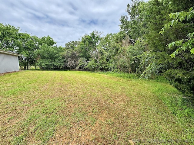 15588 N Sunset Valley Rd, Hulbert, OK 74441 - view of green lawn featuring a wooded view