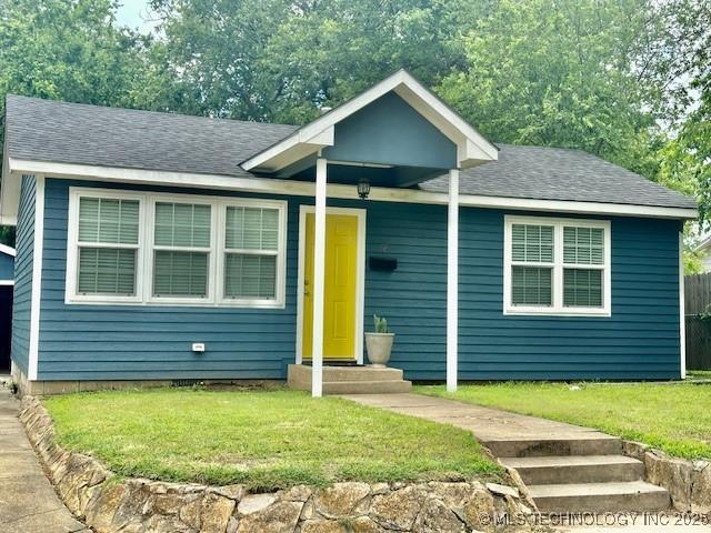16 Q St SW, Ardmore, OK 73401 - bungalow-style house with a front lawn and entry steps