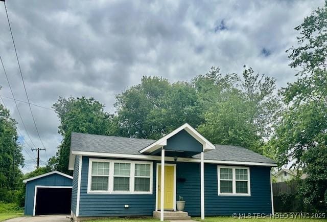 16 Q St SW, Ardmore, OK 73401 - view of front of home featuring a garage, an outdoor structure, and a front lawn