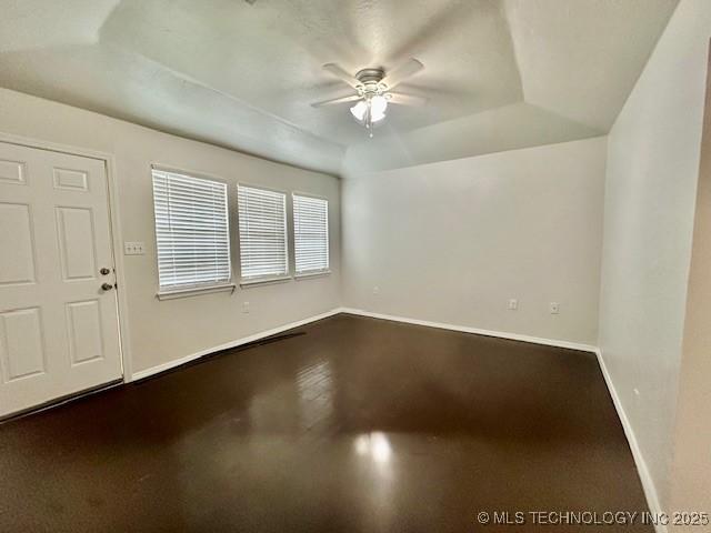 16 Q St SW, Ardmore, OK 73401 - empty room featuring a ceiling fan, a tray ceiling, and baseboards