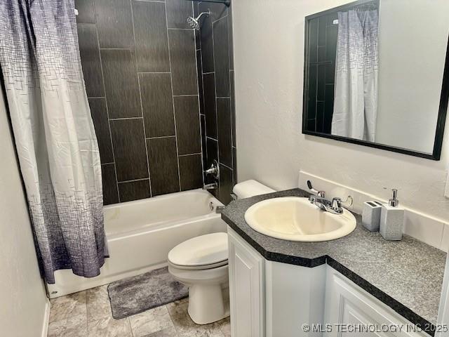 16 Q St SW, Ardmore, OK 73401 - bathroom featuring toilet, vanity, and shower / bath combo