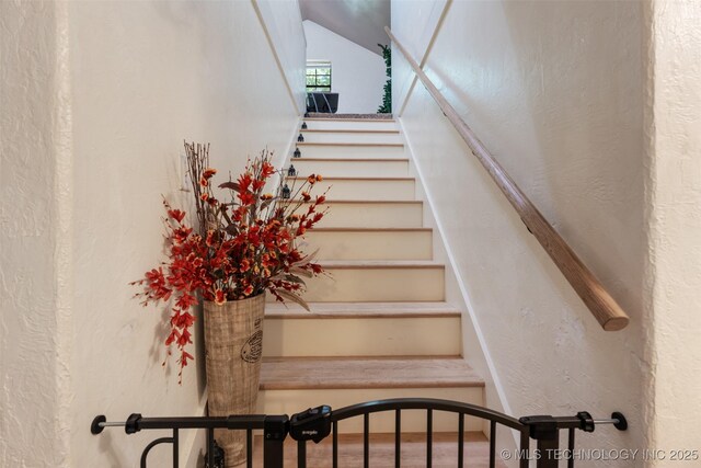 62820 E 312th Rd, Grove, OK 74344 - stairway featuring a textured wall and vaulted ceiling