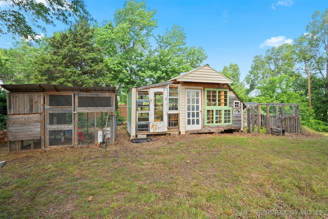 1558 E N Ridge Dr, Vinita, OK 74301 - back of house with exterior structure, an outbuilding, and a yard