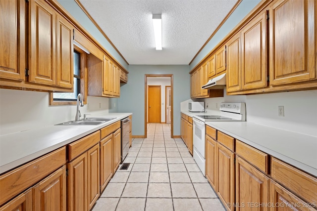 1558 E N Ridge Dr, Vinita, OK 74301 - kitchen featuring white appliances, under cabinet range hood, a sink, a textured ceiling, and light countertops