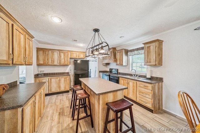 150 Private Road 121, Eucha, OK 74342 - kitchen featuring black appliances, a sink, light wood finished floors, a kitchen bar, and a textured ceiling