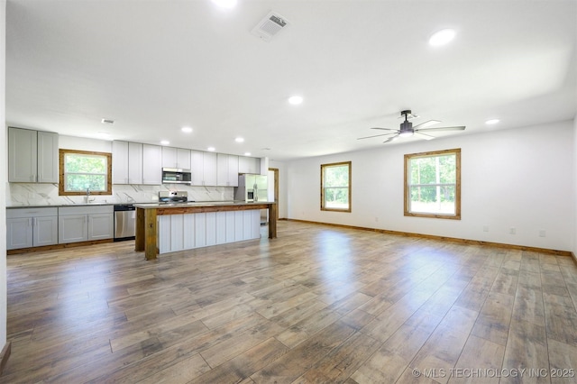 984 Ridgepoint, Fort Towson, OK 74735 - kitchen featuring stainless steel appliances, a sink, open floor plan, recessed lighting, and decorative backsplash