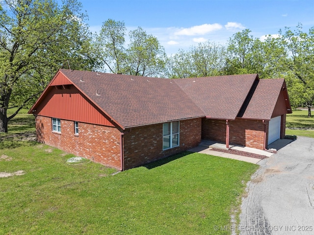1510 Bowden Pl, Fort Gibson, OK 74434 - view of front of property featuring brick siding, roof with shingles, a front lawn, and a garage