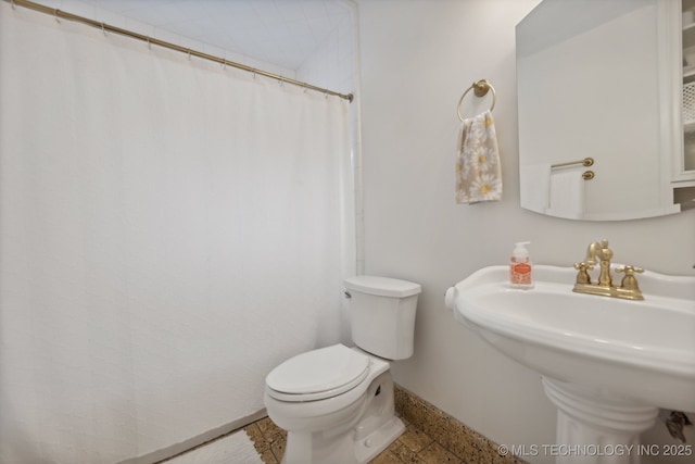 4104 S Owasso Ave, Tulsa, OK 74105 - full bathroom featuring toilet, baseboards, speckled floor, a shower with shower curtain, and a sink
