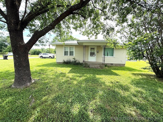 119 N Tiger St, Wetumka, OK 74883 - view of front of property with crawl space and a front lawn