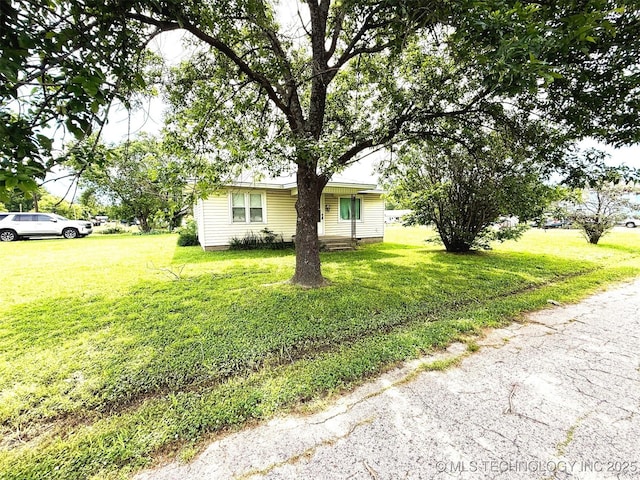 119 N Tiger St, Wetumka, OK 74883 - view of front facade with a front yard