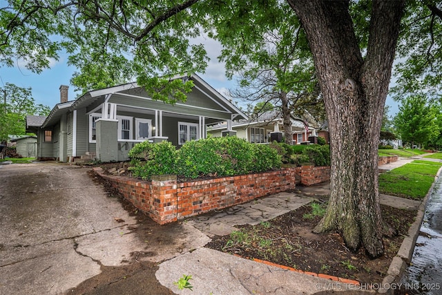 316 K St SW, Ardmore, OK 73401 - view of front of property featuring a chimney and driveway