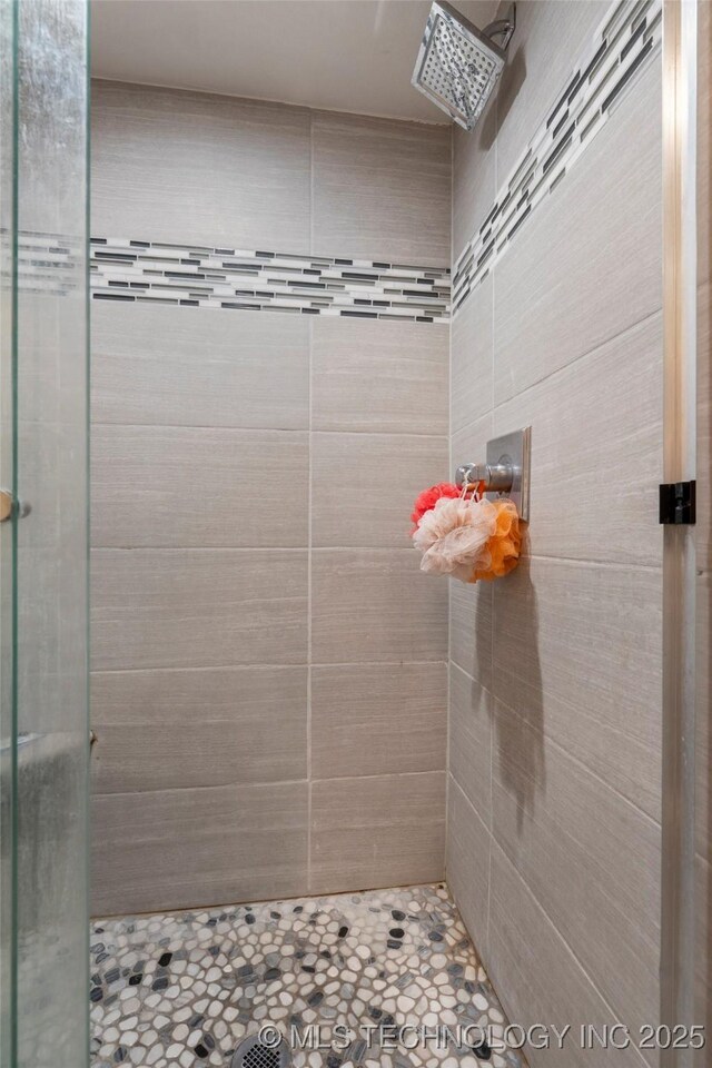 450 W 7th St Unit 1101, Tulsa, OK 74119 - full bathroom with a shower stall