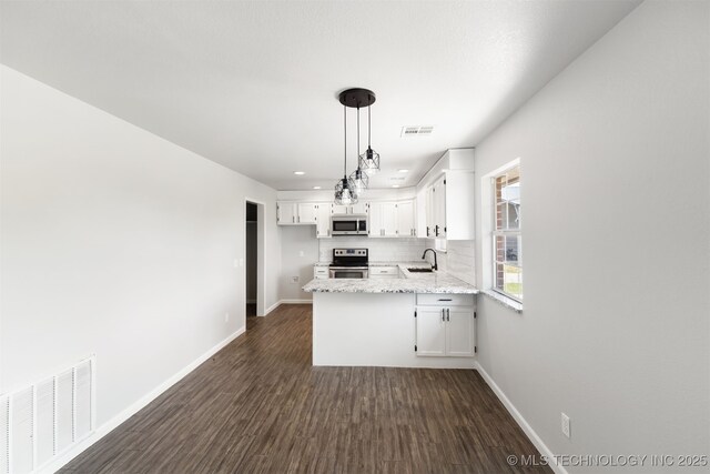 3160 E 406th Rd, Oologah, OK 74053 - kitchen with appliances with stainless steel finishes, a sink, a peninsula, baseboards, and recessed lighting