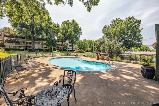 611 W 15th St Unit F1, Tulsa, OK 74127 - community pool with a patio