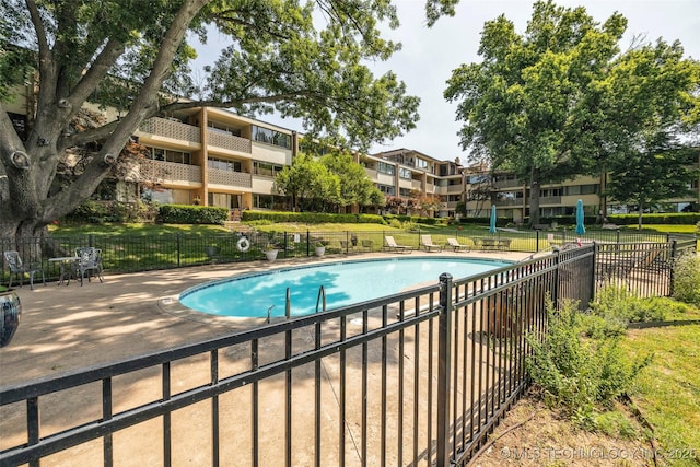 611 W 15th St Unit F1, Tulsa, OK 74127 - community pool with a patio area