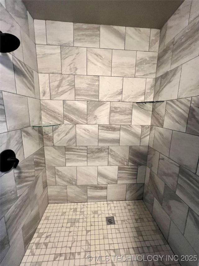 3226 Lark Rd, Kingston, OK 73439 - bathroom featuring a tile shower