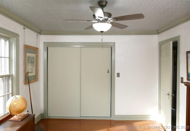 640 W 14th St, Tulsa, OK 74127 - unfurnished bedroom featuring a closet, ornamental molding, baseboards, light wood-type flooring, and ceiling fan