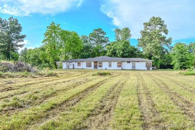 1108 E E Blf, Hugo, OK 74743 - ranch-style home featuring a front lawn