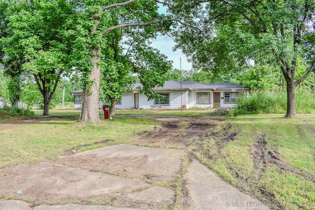 1108 E E Blf, Hugo, OK 74743 - ranch-style home with a front yard