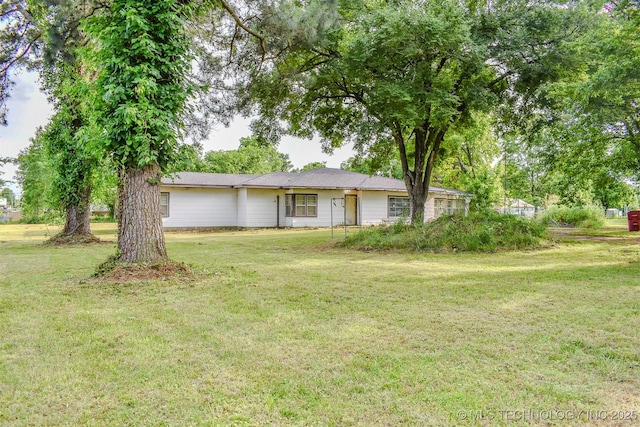 1108 E E Blf, Hugo, OK 74743 - single story home with a front yard