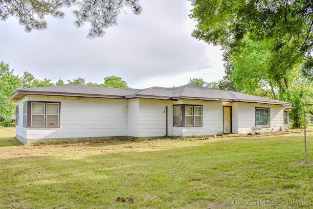 1108 E E Blf, Hugo, OK 74743 - single story home featuring a front lawn