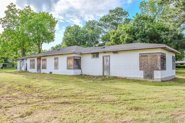 1108 E E Blf, Hugo, OK 74743 - rear view of house featuring a yard