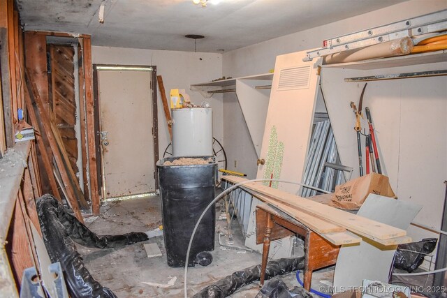 1108 E E Blf, Hugo, OK 74743 - utility room featuring gas water heater