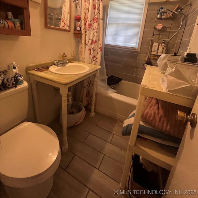 1003 E 4th St, Cushing, OK 74023 - full bath featuring a sink, toilet, and shower / tub combo with curtain