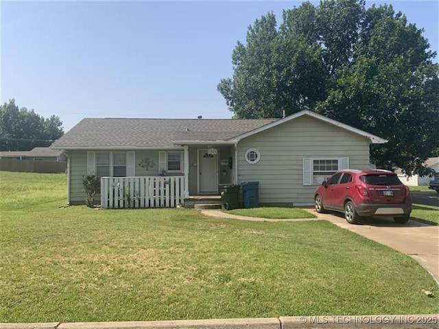 1003 E 4th St, Cushing, OK 74023 - ranch-style home featuring a front lawn, a porch, and driveway