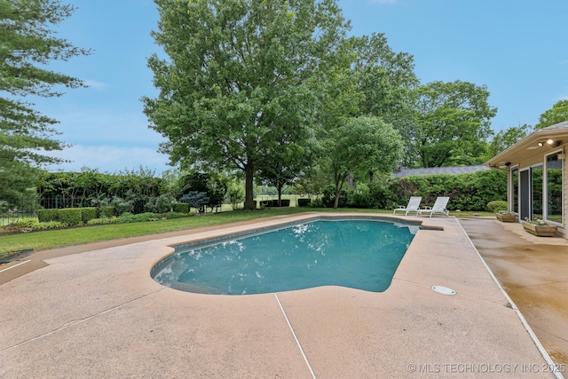 1209 Sherwood Ln, Broken Arrow, OK 74011 - swimming pool with a patio area