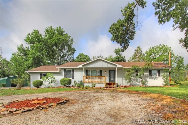 2005 Holly Rd, Claremore, OK 74017 - ranch-style house with covered porch