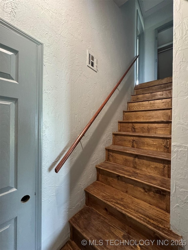 7235 Sunshine Rd, Davis, OK 73030 - stairs featuring a textured wall