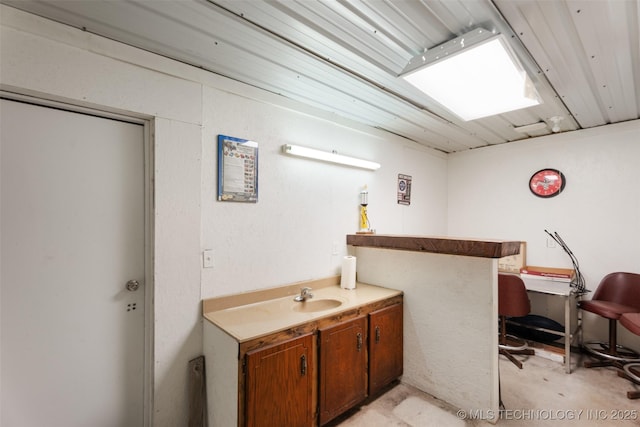 1485 Old Ketchum Rd, Langley, OK 74350 - bar area featuring a sink and concrete floors