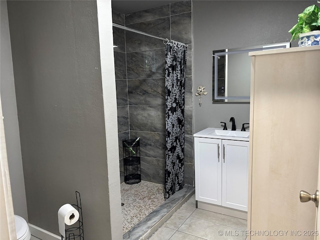 914 3rd Ave NE, Ardmore, OK 73401 - full bath featuring tiled shower, toilet, vanity, and tile patterned floors