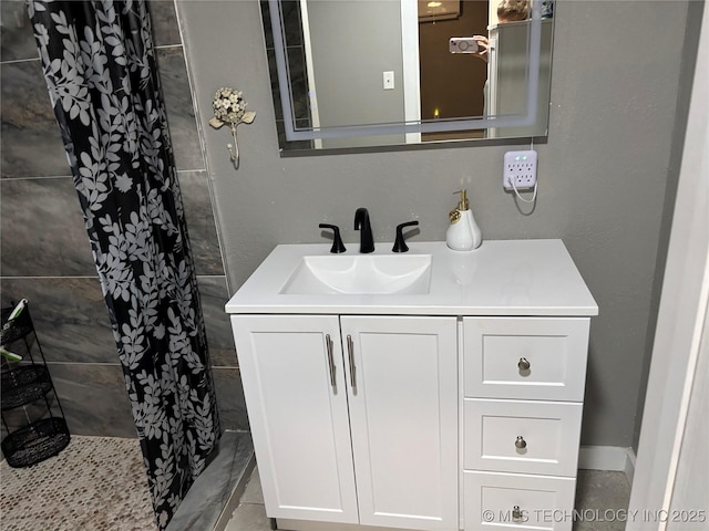 914 3rd Ave NE, Ardmore, OK 73401 - full bathroom featuring a tile shower and vanity