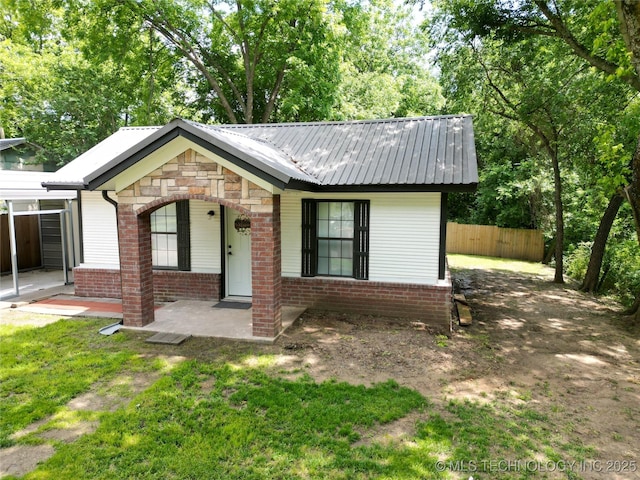 914 3rd Ave NE, Ardmore, OK 73401 - view of front of home featuring metal roof