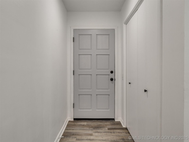 703 NE 8th St, Wagoner, OK 74467 - entryway featuring dark wood-style floors and baseboards
