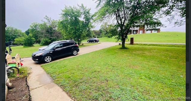 920 N Woodview Dr, Skiatook, OK 74070 - view of green lawn featuring concrete driveway