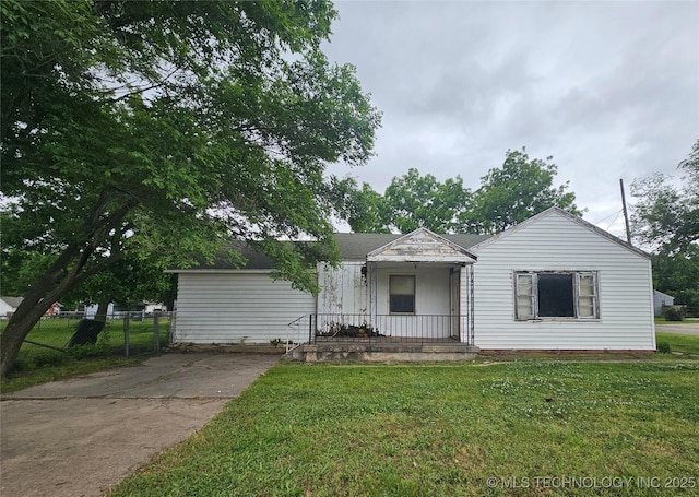 737 W Doolin Ave, Blackwell, OK 74631 - view of front facade featuring concrete driveway