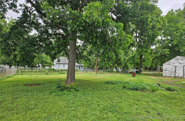 737 W Doolin Ave, Blackwell, OK 74631 - view of yard