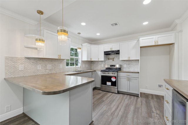 4526 W Broadway St, Muskogee, OK 74401 - kitchen with stainless steel appliances, under cabinet range hood, wood finished floors, a peninsula, and ornamental molding