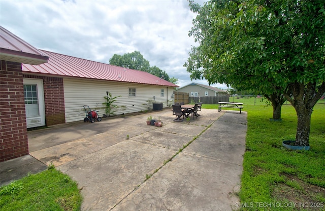 2430 S 31st St E, Muskogee, OK 74403 - view of patio featuring outdoor dining area