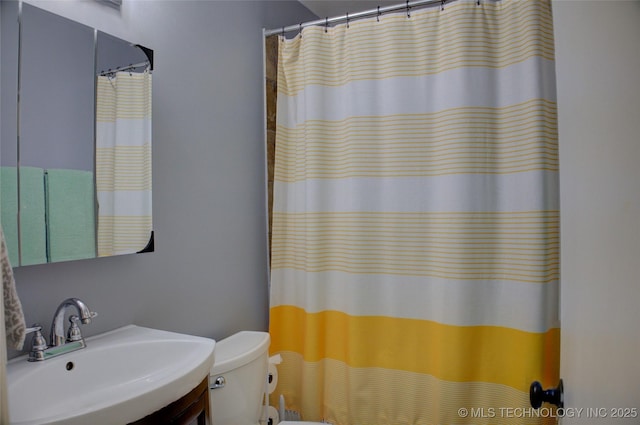 806 S New Haven Ave, Tulsa, OK 74112 - bathroom featuring a sink, toilet, and a shower with curtain