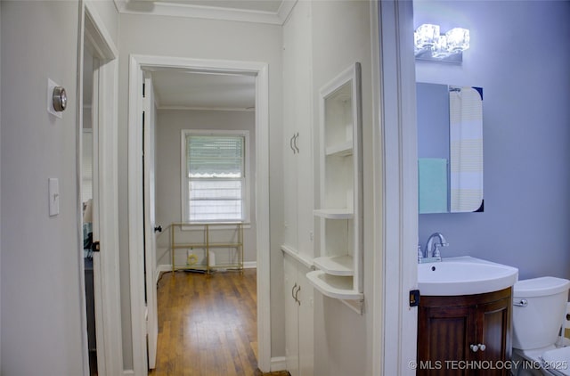 806 S New Haven Ave, Tulsa, OK 74112 - bathroom with toilet, vanity, wood finished floors, and crown molding