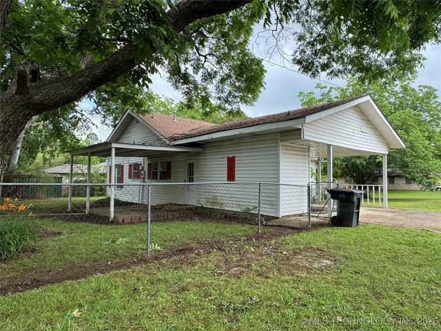1524 W Maple St W, Durant, OK 74701 - view of home's exterior featuring driveway and a carport