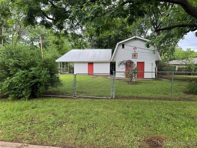 1524 W Maple St W, Durant, OK 74701 - view of front of property with metal roof and a gambrel roof