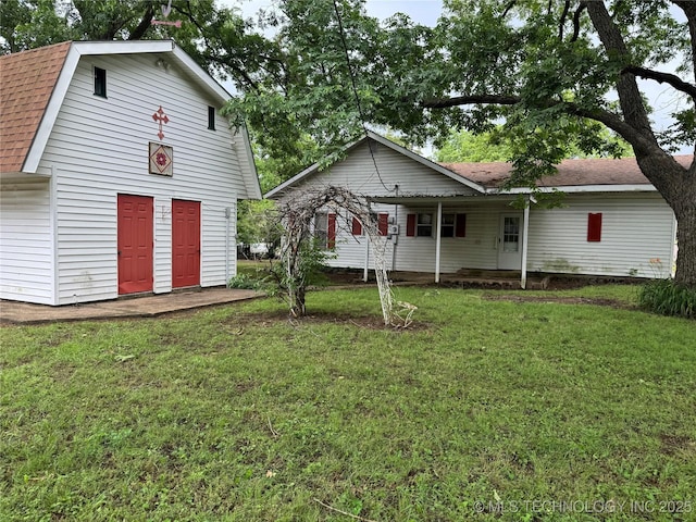 1524 W Maple St W, Durant, OK 74701 - view of front of house featuring a shingled roof, a front lawn, and a gambrel roof